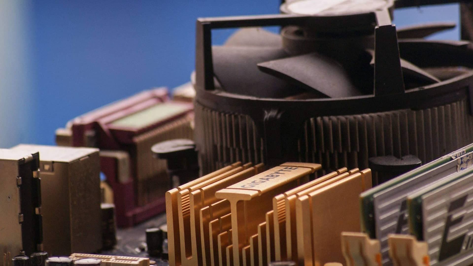 Quạt tản nhiệt CPU và thanh RAM