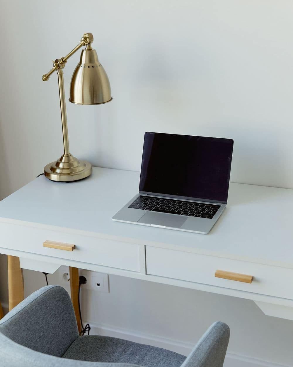 Bàn làm việc tại nhà với laptop