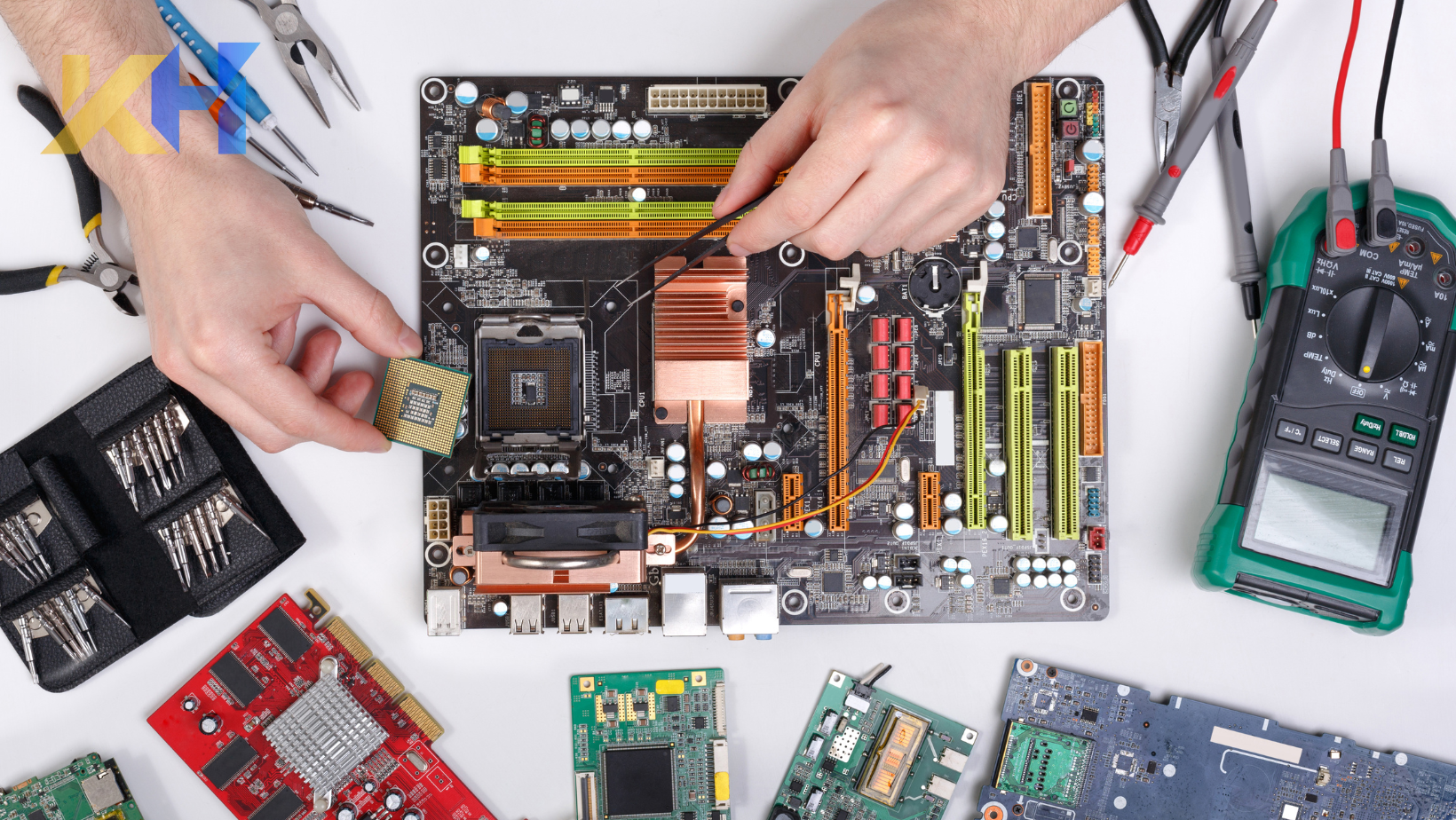 Kỹ thuật viên Kim Hải Service đang sửa máy tính xã Nhà Bè