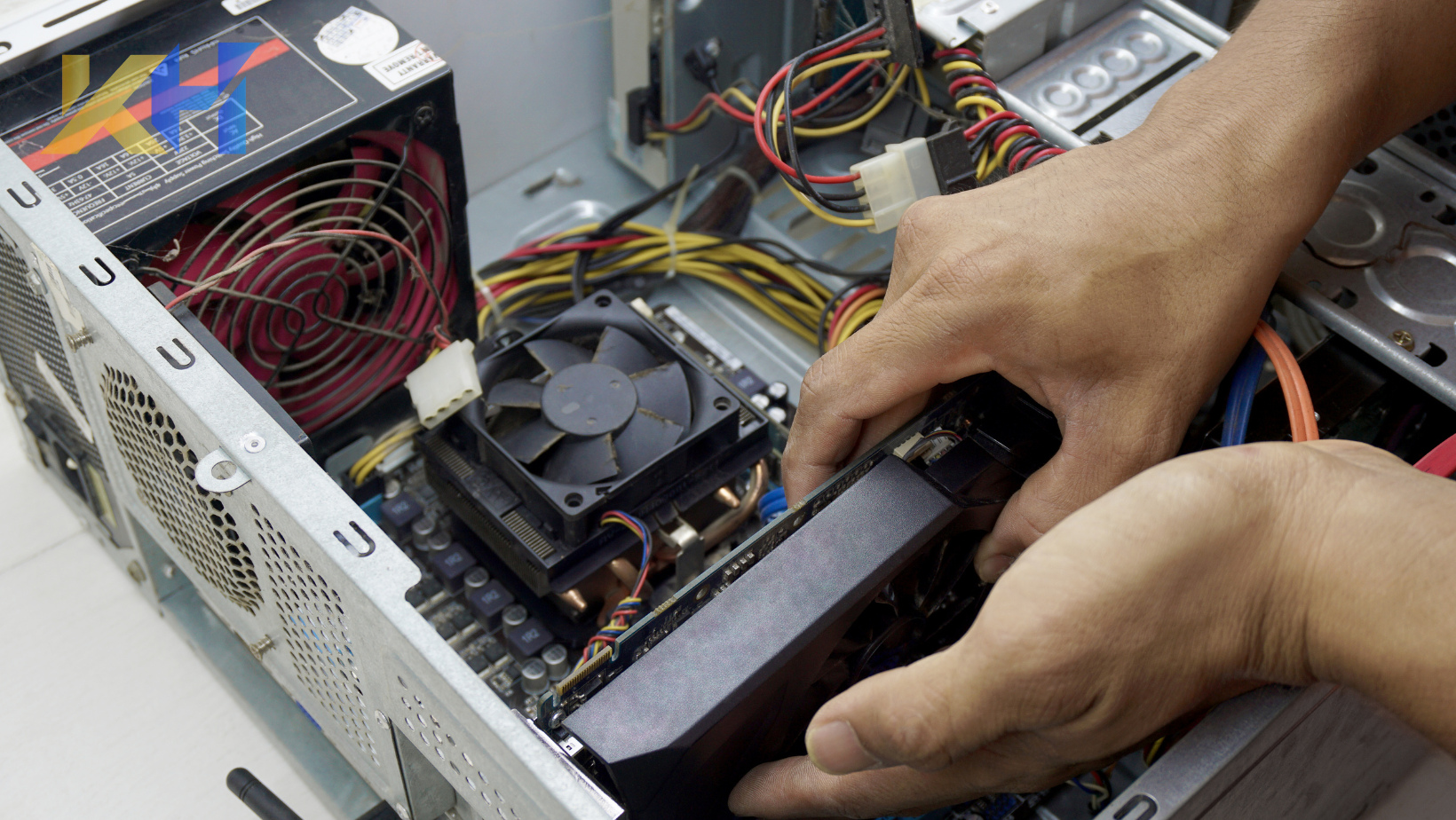 Kỹ thuật viên Kim Hải Service đang sửa máy tính xã Nhà Bè