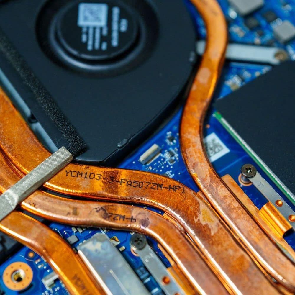 Ống đồng tản nhiệt và quạt bên trong laptop