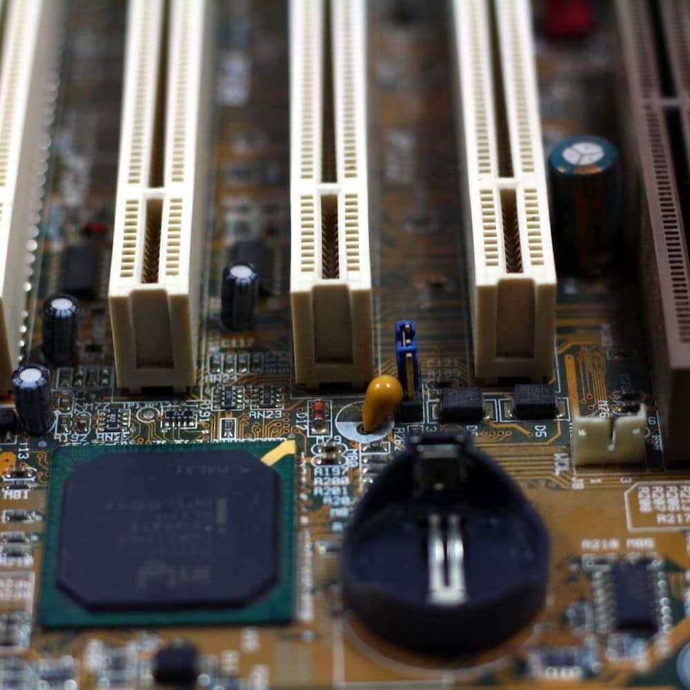 Bo mạch chủ máy tính với khe cắm mở rộng và pin CMOS