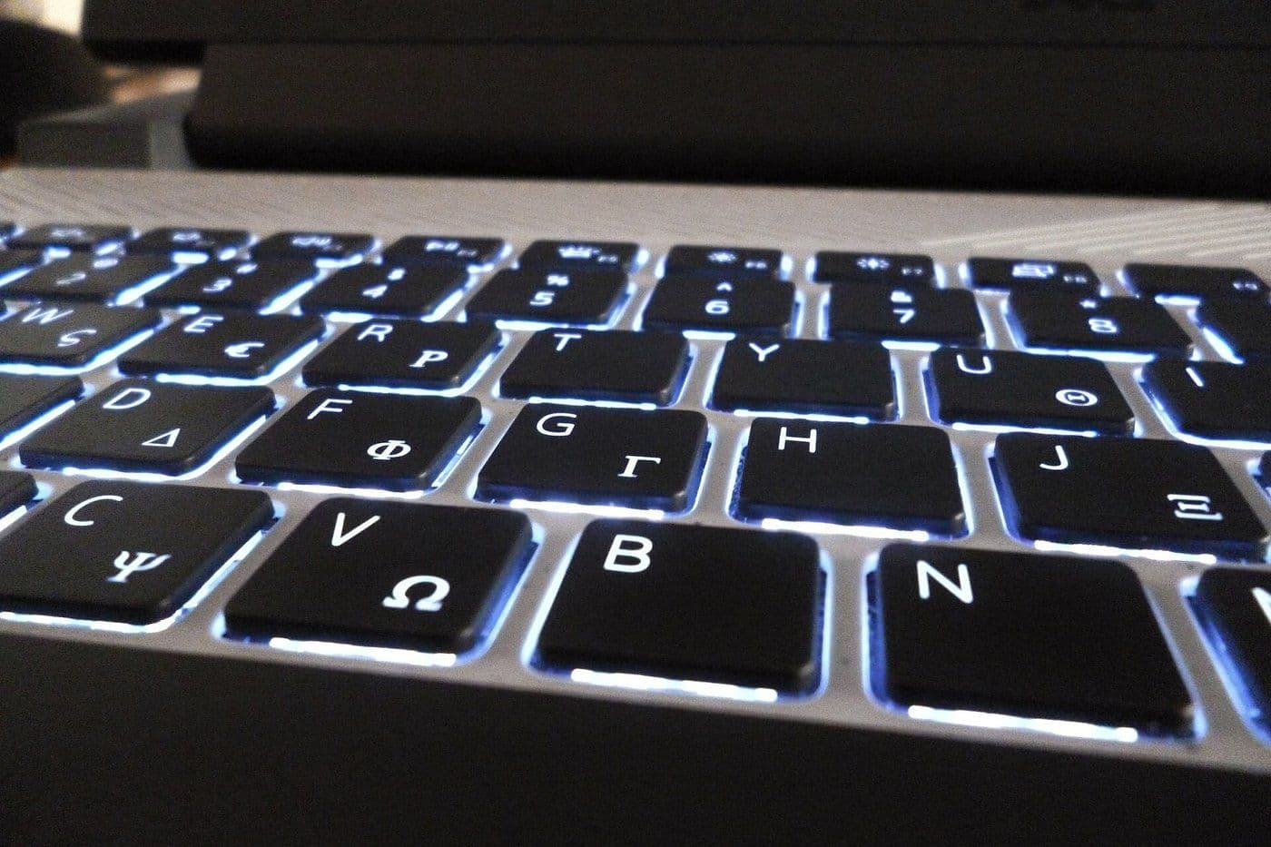 Bàn phím laptop bị liệt, loạn phím: nguyên nhân và cách khắc phục