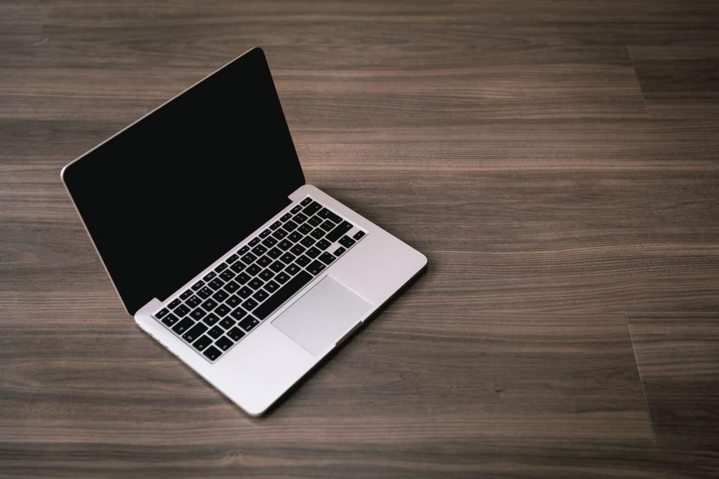 Macbook trên bàn làm việc