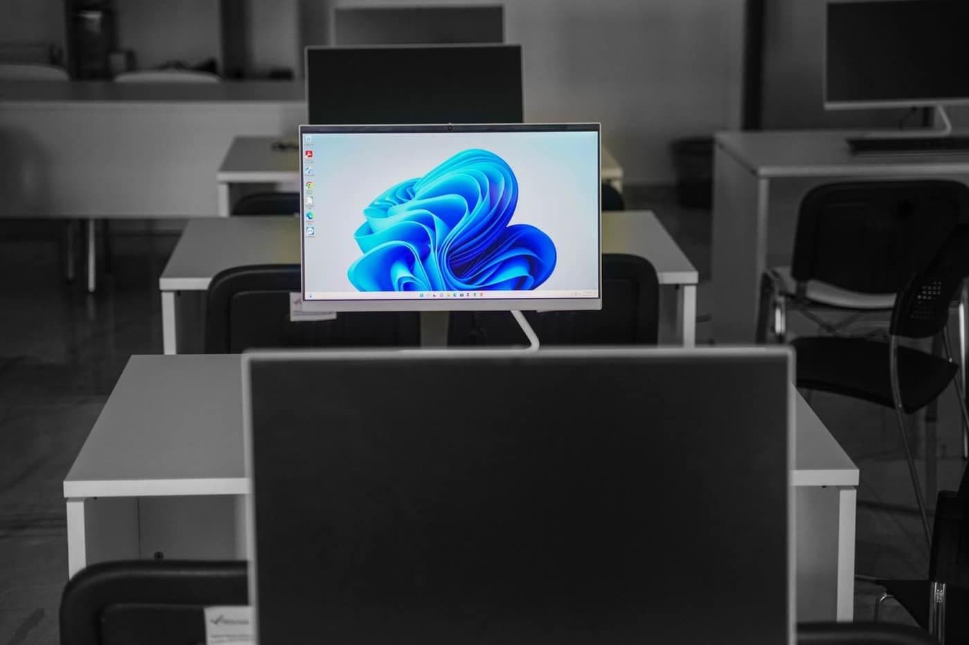 Máy tính chạy Windows 11 tại văn phòng