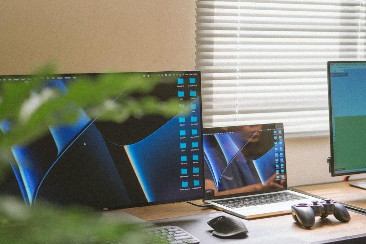 Góc làm việc với máy tính và laptop