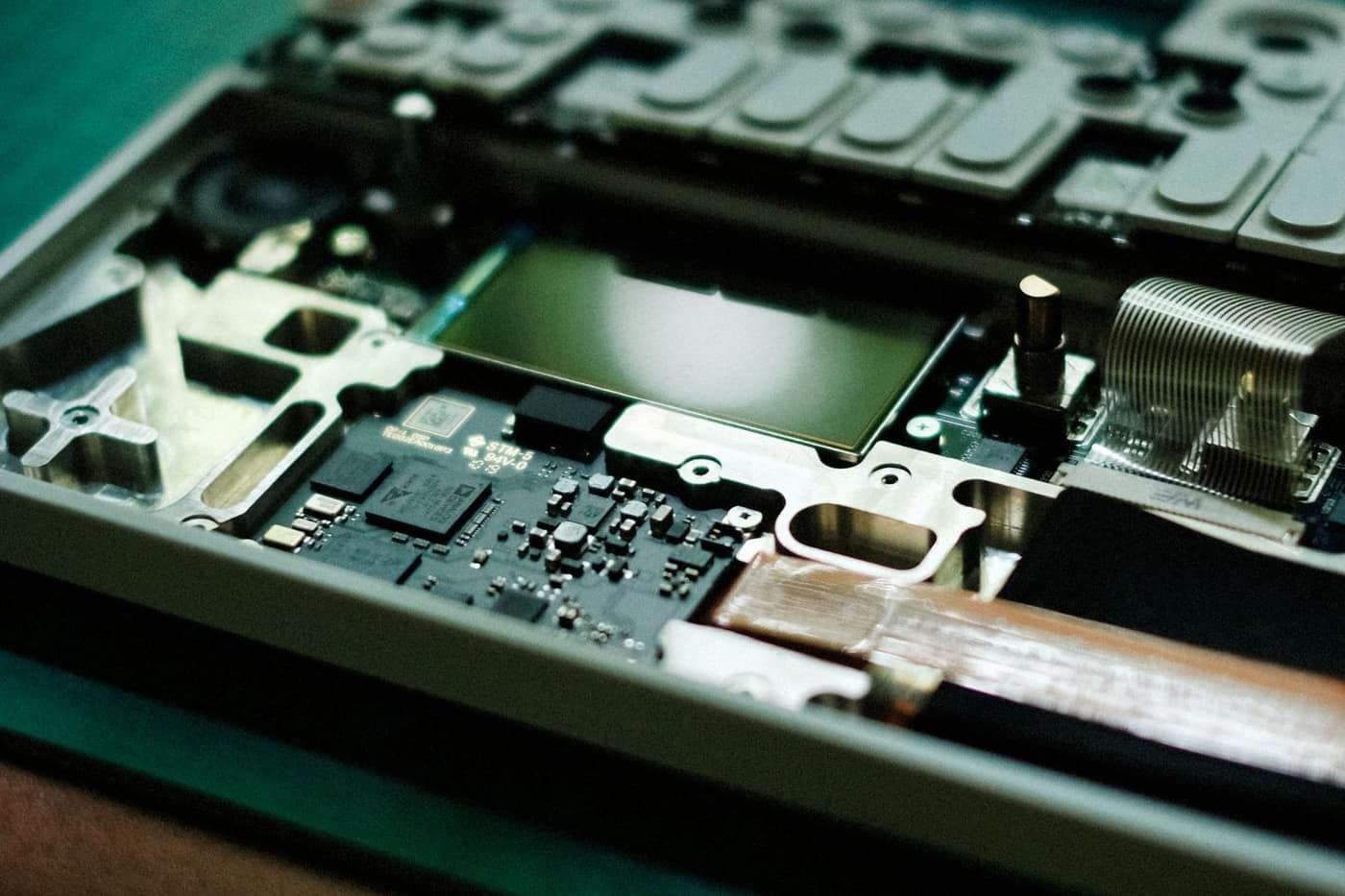 Bên trong laptop khi tháo nắp lưng