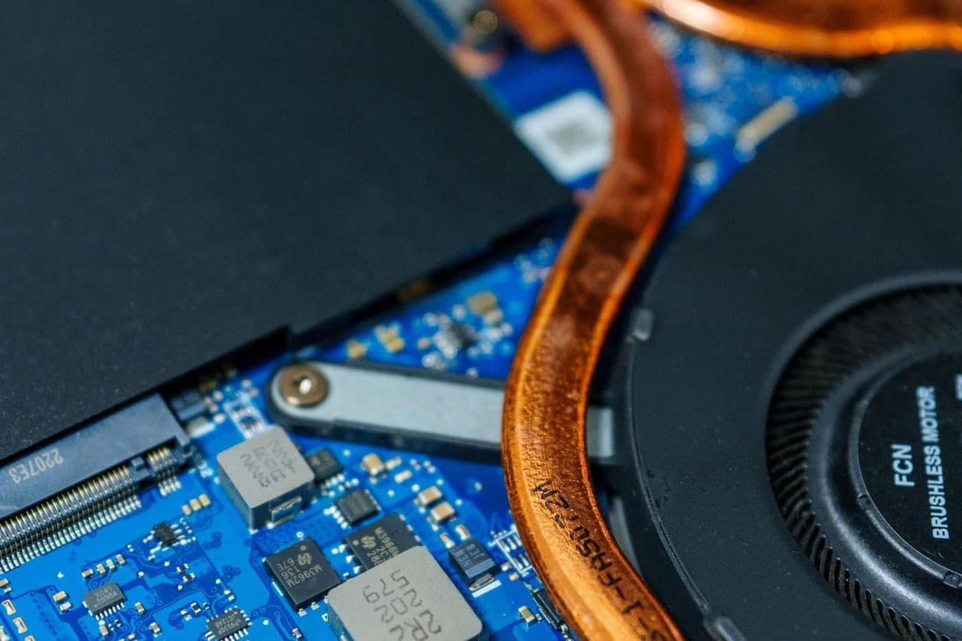 Quạt và ống đồng tản nhiệt của laptop