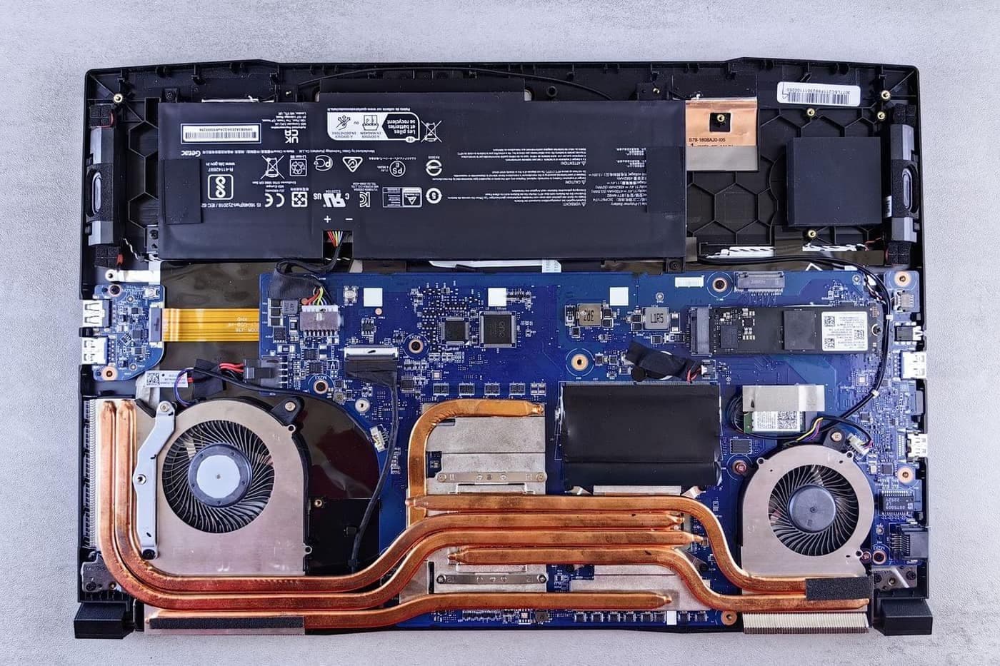 Pin, quạt và bo mạch laptop nhìn từ trên xuống