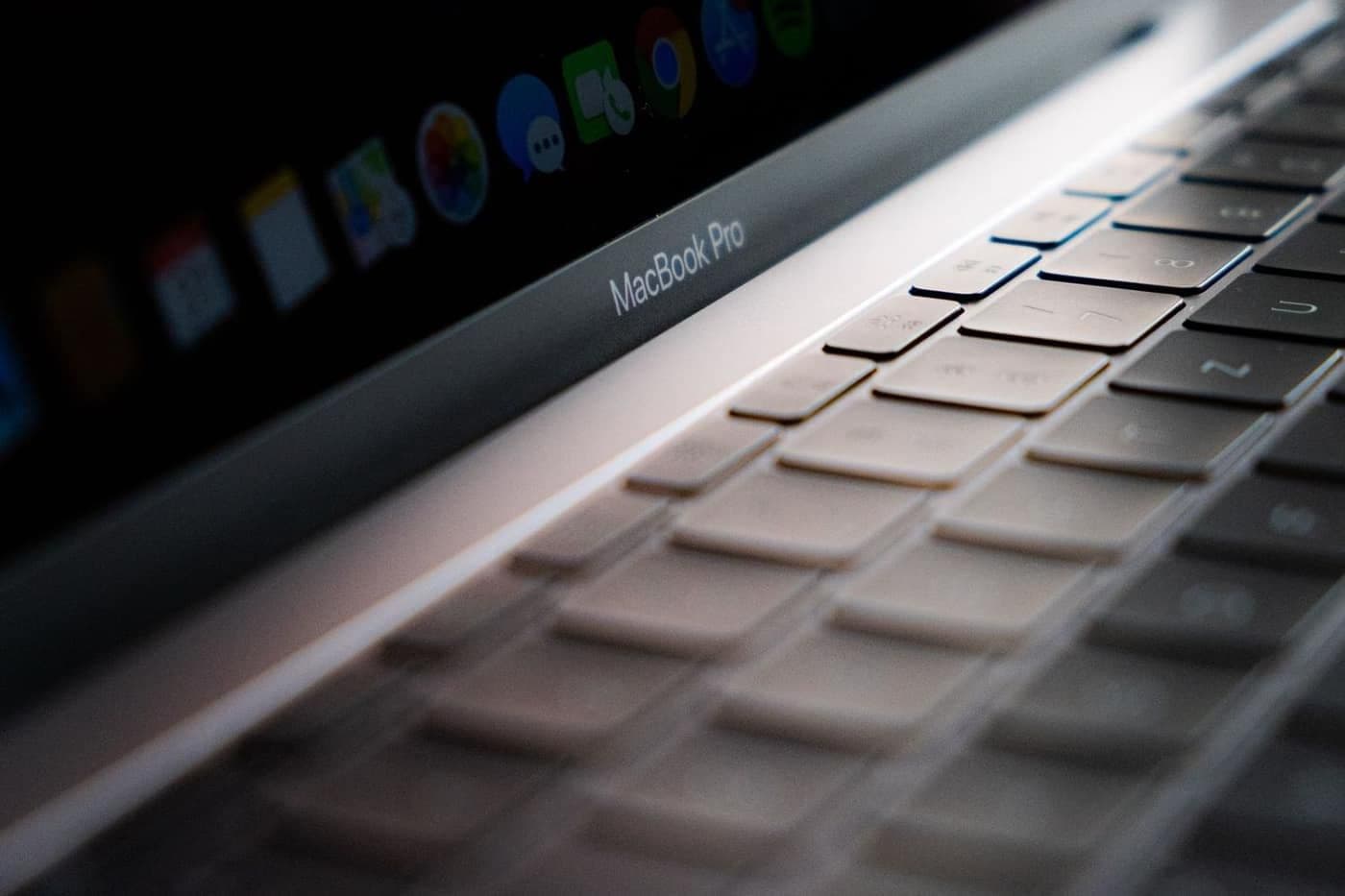 Bàn phím Macbook Pro nhìn nghiêng